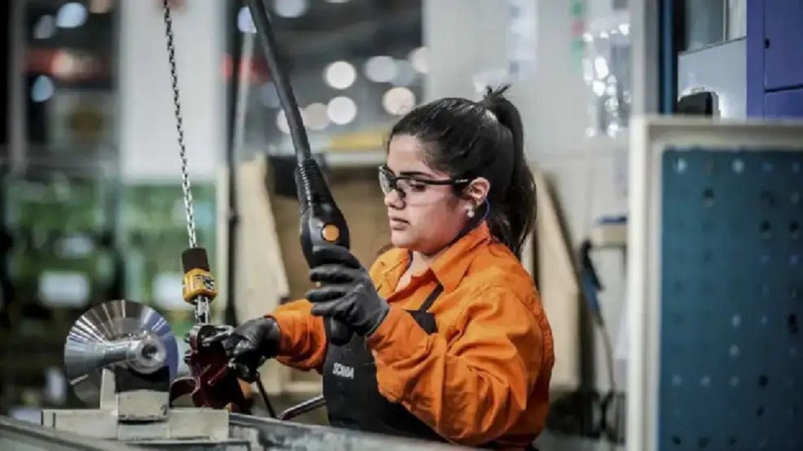 La economía dejó casi todo el terreno perdido en julio y agosto apenas arañó una suba del 0,1% mensual