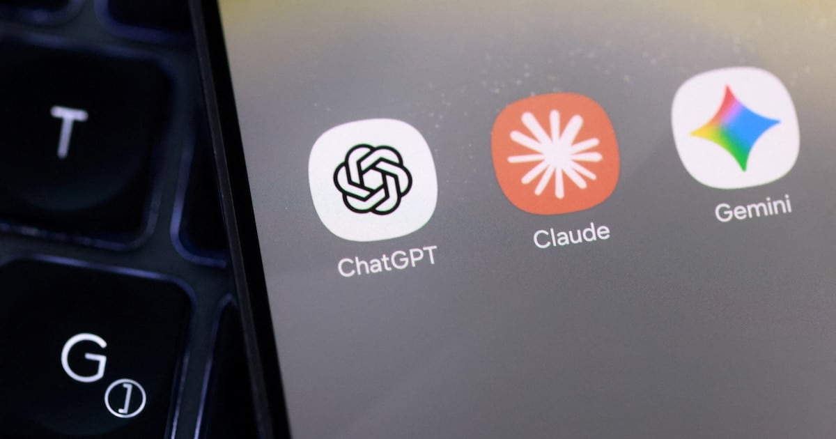 ChatGPT conserva la punta, pero el mercado de asistentes se reparte