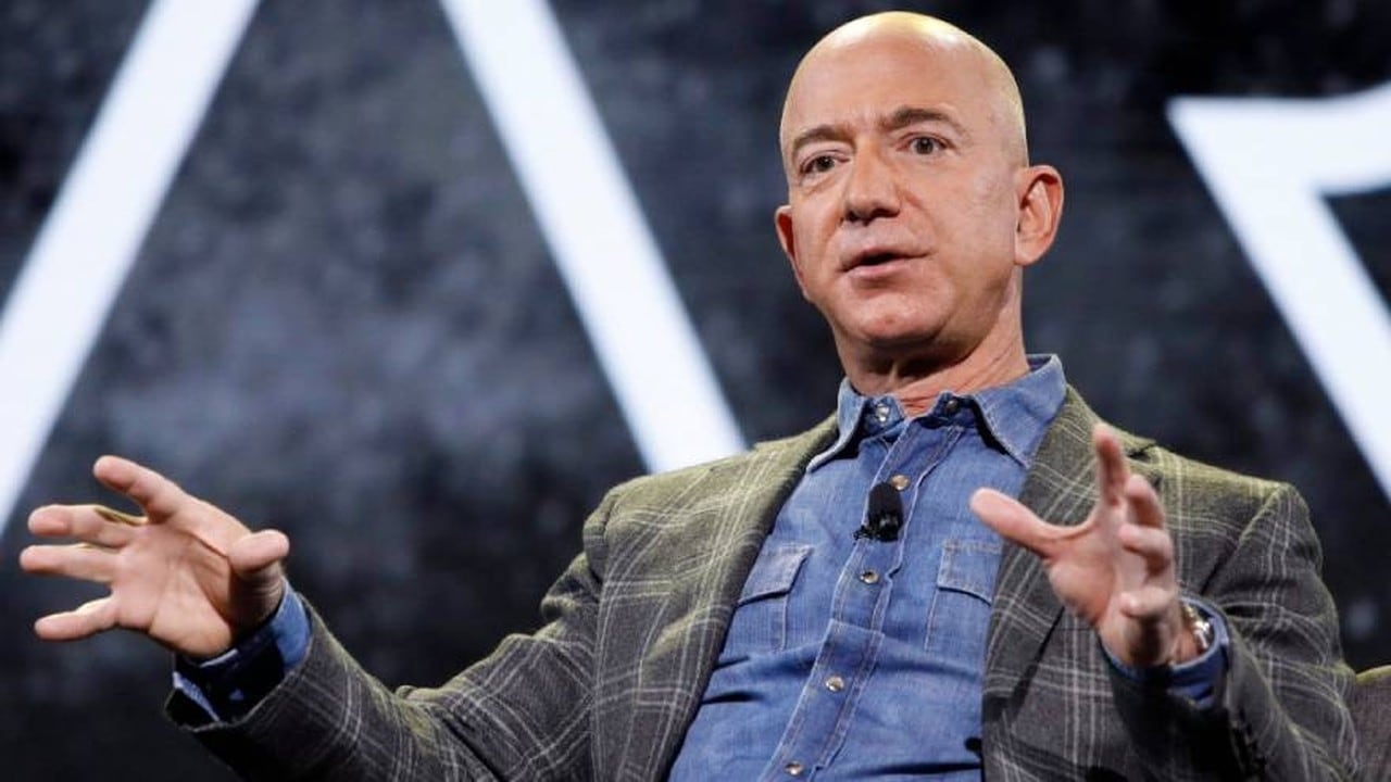 Bezos sostiene que la inteligencia artificial habilita una jornada semanal de tres días