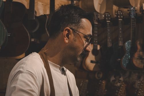 En China Muerta, cada charango arranca con una madera elegida a mano