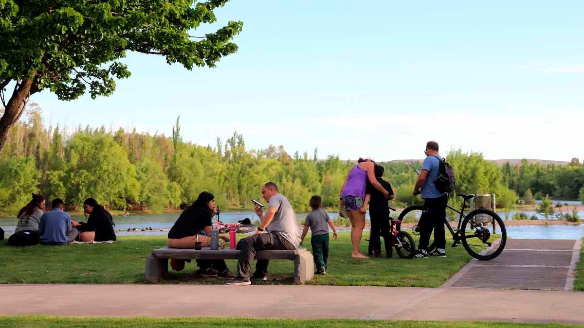 Una tarde junto al Limay reunió a vecinos de Neuquén y el viento asoma para el jueves